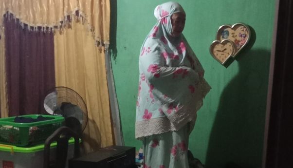 Bikin Kaget! Kisah Ibu yang Salat Tahajud di Atas Kasur Saat Rumahnya Kebanjiran
