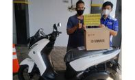 Lelaki Ini Beli Sepeda Motor Baru Pakai Tabungan Uang Receh, Pihak Dealer Kaget