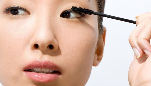 Wanita Wajib Tahu! Begini Cara Memilih Maskara yang Benar