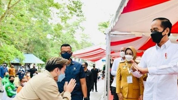 Masih Ingat Pemuda Kota Kendari yang Dikasih Jaket Jokowi? Jaketnya Dilelang Mulai Rp5 Juta untuk Panti Asuhan