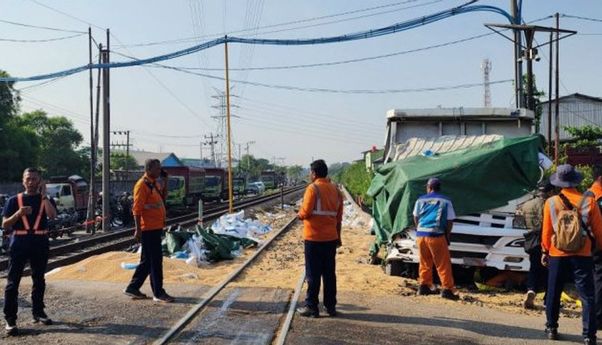 Truk Muat Kedelai Tertabrak KA Harina di Kaligawe Semarang, Sopir Tewas di Tempat