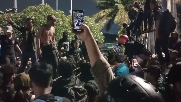 Tiga Mahasiswa UI Terluka dan Dilarikan ke RS Saat Demo Ricuh Tolak RUU TNI di Gedung DPR