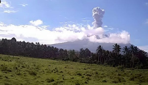 Gunung Ibu di Halmahera Barat Erupsi, Tinggi Letusan Mencapai 800 Meter