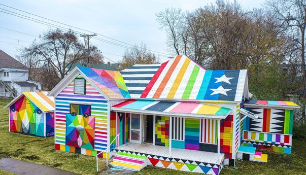 Magic! Seniman Sepanyol Berhasil Menyulap Rumah Kumuh Menjadi Rumah Pelangi