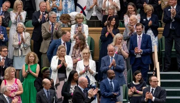 Ilmuwan Inggris Pengembang Vaksin AstraZeneca Dapat Aplaus Meriah di Ajang Wimbledon 2021
