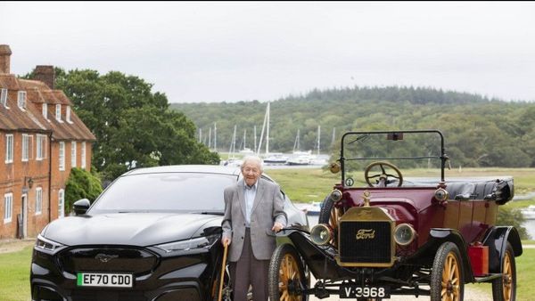 Panjang Umur, Kakek 101 Tahun Ini Dapat Hadiah Mobil Mustang Mach-E dari Ford