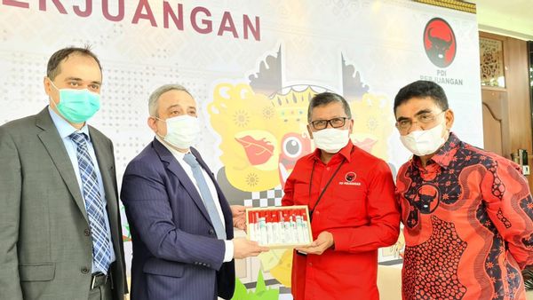 Hasto Dikasih Wine dari Dubes Georgia, Irakli Asashvili Diberi Cerutu Jember