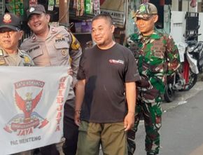 Petugas Gabungan Tertibkan Bendera Ormas GRIB Jaya di Kawasan Menteng