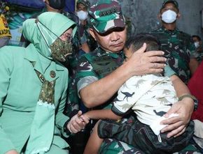 Tangis KSAD Jenderal Dudung Jatuh Saat Jenguk Anak Prajurit TNI yang Dibunuh KKB