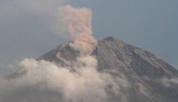 Gunung Semeru Kembali Erupsi Pagi Tadi, Muntahkan Lava Pijar Belasan Kali