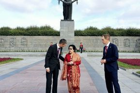 Momen Megawati Ziarah ke Makam Korban Pengepungan Leningrad di St Petersburg Rusia