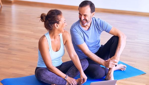 Ketahui 5 Manfaat Yoga Bersama Pasangan, Bikin Hubungan Lebih Intim dan Harmonis