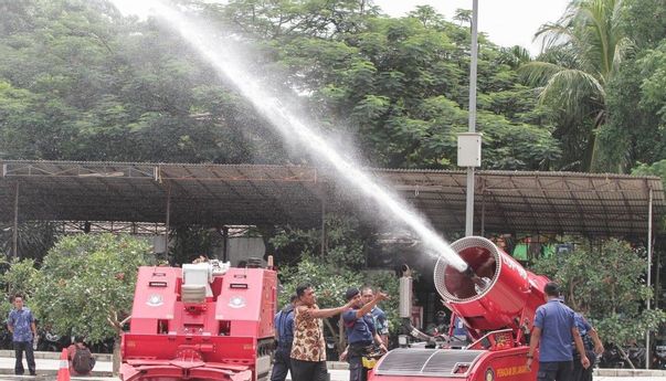 Jakarta Beli Robot Pemadam Kebakaran Senilai 40 M
