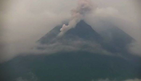 Berita Gunung Merapi: Siang Ini Luncuran Awan Panas Terjadi Menuju Kali Krasak
