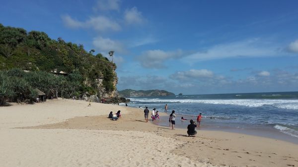 Menikmati Keindahan Pasir Putih di Pantai Sepanjang Gunung Kidul