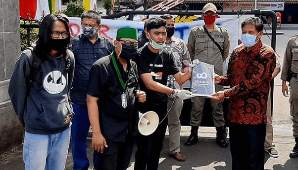 Berita Seputar Jateng: Mahasiwa dan Warga Purwokerto Demo Tolak Omnibus Law Cipta Kerja