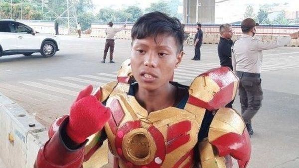 Saat Yang Lain Sibuk Merekam, Iron Man Selamatkan Korban Kecelakaan Maut Cibubur