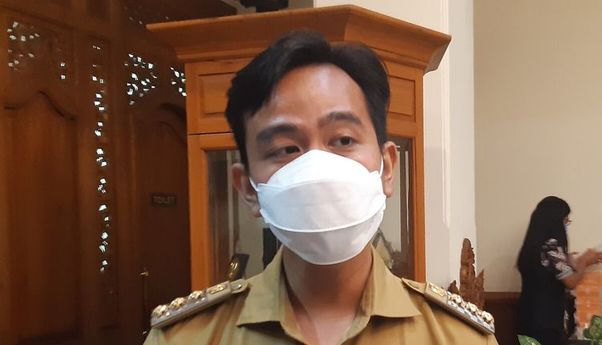 Gibran Minta Relawan Jokowi Urungkan Niat Polisikan Ubedillah Badrun