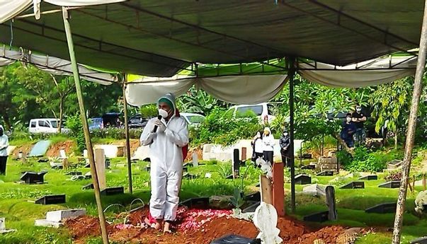 Kenakan APD di Pemakaman Rina Gunawan, Teddy Syach: Saya Bersaksi, Kamu Istri yang Baik