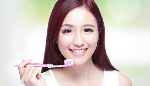 Ladies, Inilah Kiat Memutihkan Gigi Secara Alami