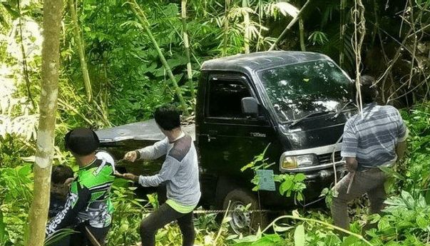 Berita Jawa Barat: Tak Bertuan, Mobil Pickup Misterius Nyangkut di Tengah Hutan Cianjur