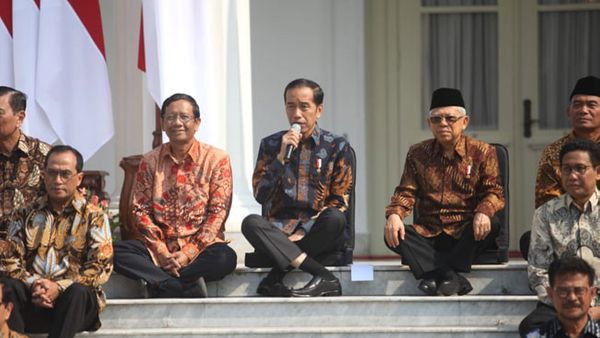 Gaya Duduk Presiden Jokowi Saat Memperkenalkan Para Menteri di Kabinet Indonesia Maju, Viral!