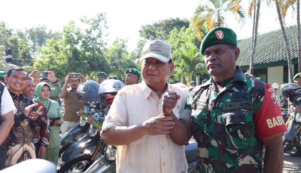 Prabowo Subianto Bagi-bagi Puluhan Unit Sepeda Motor untuk Babinsa di Sumbawa