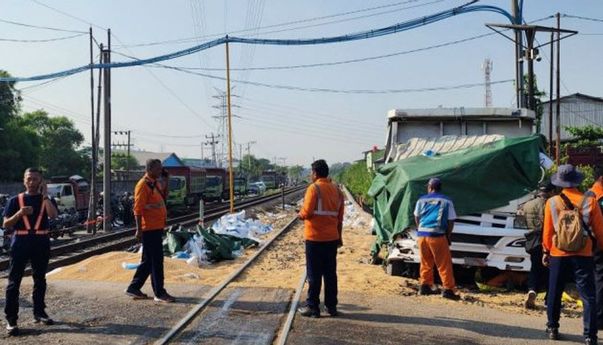 Truk Muat Kedelai Tertabrak KA Harina di Kaligawe Semarang, Sopir Tewas di Tempat