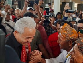 Antusiasme Warga Sambut Kedatangan Ganjar di Kupang, dari Swafoto sampai Teriakan ‘Presiden’
