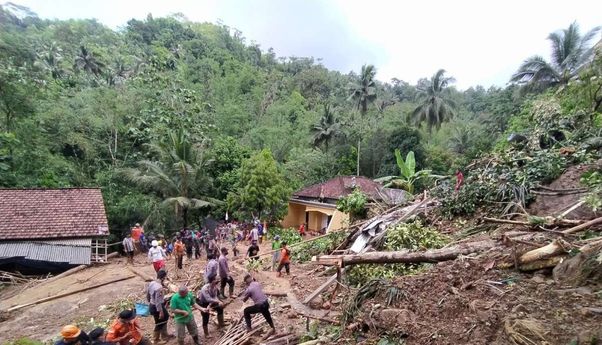 Terbaru! Tanah Longsor di Desa Banjarpanepen Banyumas Timbun Satu Keluarga, 3 Korban dalam Pencarian