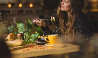 Harus Ada Jarak antara Makan Malam dan Waktu Tidur, Berapa Lama?