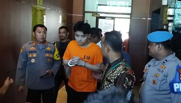 Sok Tantang Polisi, Wajah Leon Dozan Kini Pucat Digelandang Jadi Tersangka Penganiayaan
