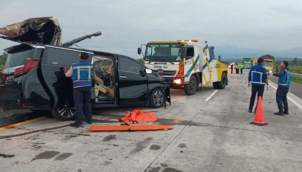 Kronogi Kecelakaan Alphard Tabrak Truk Trailer di KM 490 Tol Semarang-Solo Akibatkan 3 Penumpang Tewas