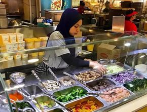 Cari Makanan Halal di Bugis Junction Singapura? Inilah Tempat dan Menu Kulinernya