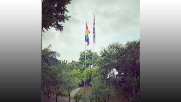 Ricuh Kedubes Inggris Kibarkan Bendera LGBT, Muhammadiyah: Provokatif di Indonesia