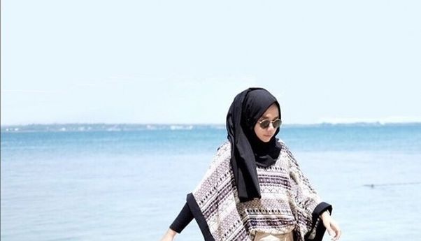 Tips Tetap Trendy Saat Liburan di Pantai untuk Hijabers