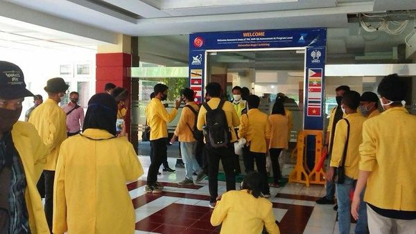 Berita Jateng Terkini: Rektor Unnes Tak Ada di Tempat untuk Menemui Peserta Aksi Demo