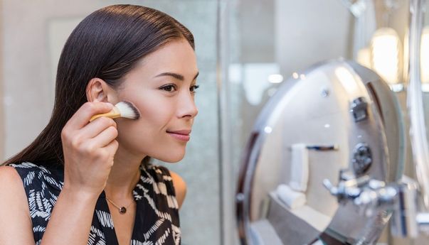Wajah Berminyak? Ini Tips Memakai Highlighter untuk Atasi Wajah Berminyak