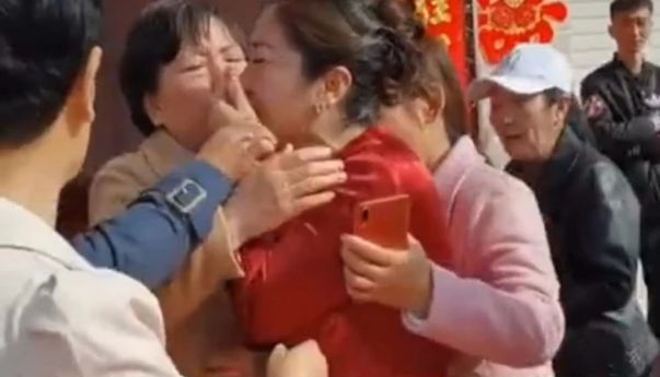 Perempuan Ini Kaget Begitu Tahu Calon Menantunya adalah Putri Kandungnya yang Hilang