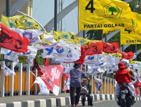 Satpol PP DKI Lakukan Penertiban Alat Peraga Partai Politik, 2.792 Bendera hingga Banner Diturunkan