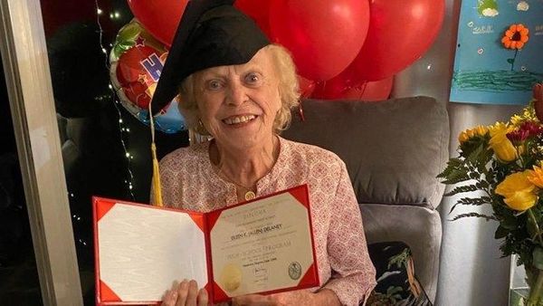 Kisah Eileen Delaney, Nenek yang Akhirnya Lulus SMA di Usia 93 Tahun