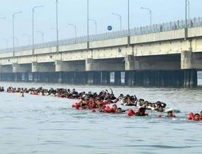 Gubernur Khofifah Pastikan Tak ada Pemudik yang Nekat Berenang di Selat Madura: Itu Berita Palsu