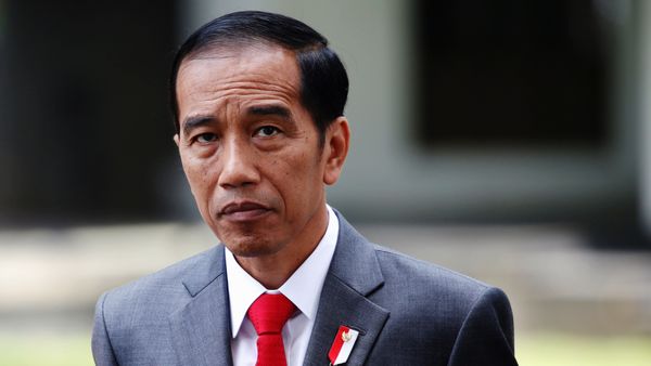 Jokowi Bagi-Bagi Sembako secara Langsung? Ini Penjelasan Istana