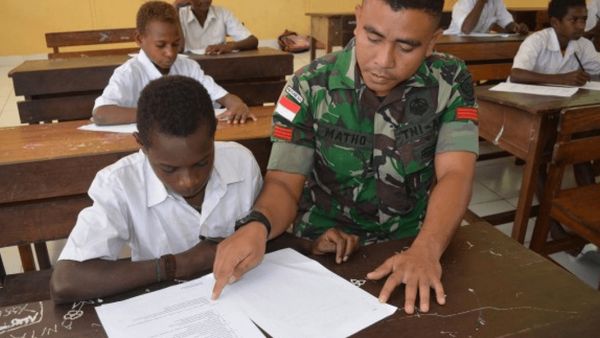 TNI Ikut Kegiatan Pembelajaran di Sekolah-sekolah Papua Nugini