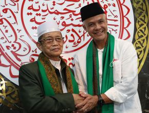 Ganjar Dikalungi Sorban Warna Hijau Saat Berkunjung ke Tokoh Islam Makassar, Didukung Nyapres?