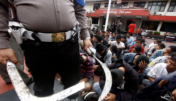 Sekelompok Remaja Tawuran Pakai Celurit Viral di Media Sosial, Ada yang Kena Bacok?