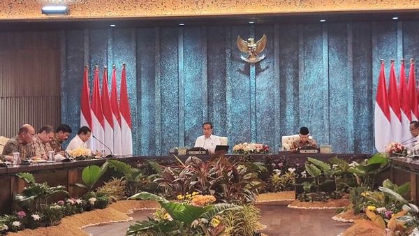 Presiden Jokowi Pimpin Sidang Kabinet Paripurna Pertama di Istana Garuda IKN