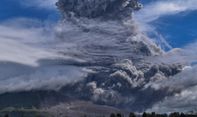 Berita Terkini: Tim TRC BPBD Gerak Cepat Bersihkan Sisa Abu Vulkanik Pascaerupsi Gunung Sinabung