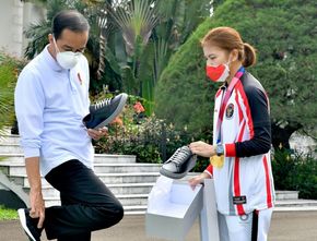 Greysia Polii Jualan Sepatu ke Jokowi: Saya Enggak Ngasih Loh Pak, Bapak Beli 1 Yah