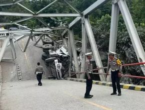 Jembatan Busui Penghubung Kaltim-Kalsel Ambruk Ditabrak Truk Semen